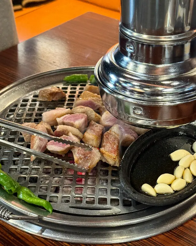 고기와 함께 구워 먹는 마늘과 꽈리고추