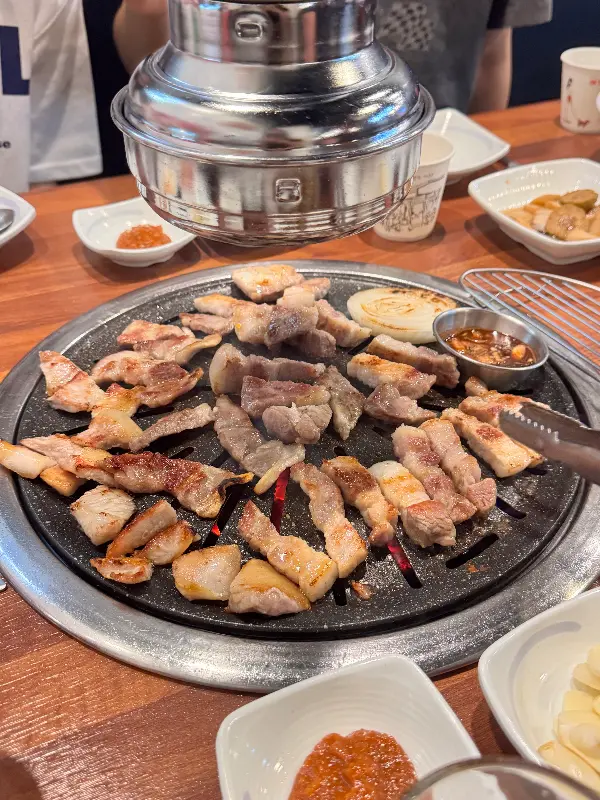 고기를 굽는 모습