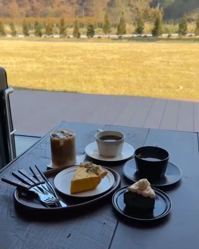 저수지 뷰와 커피, 디저트