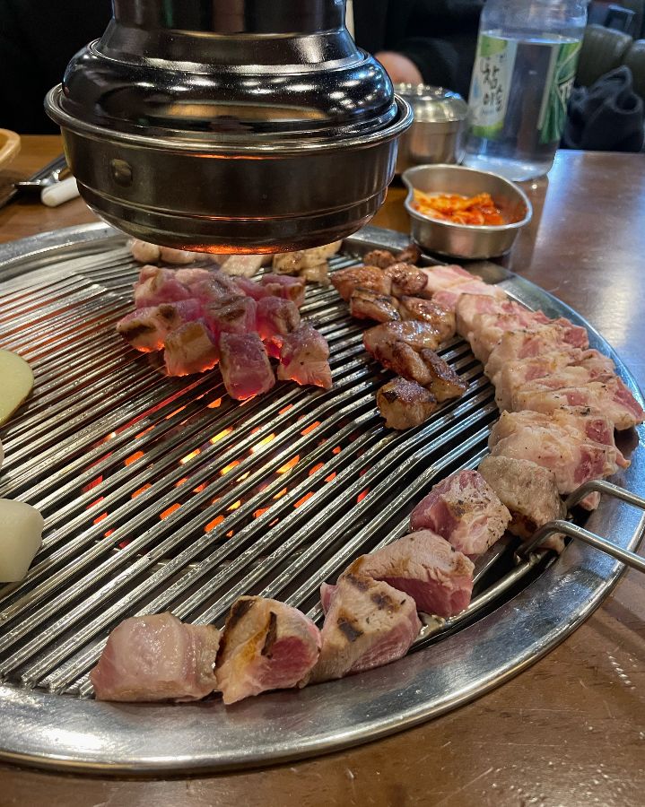 불판 위에서 익어가는 돼지고기