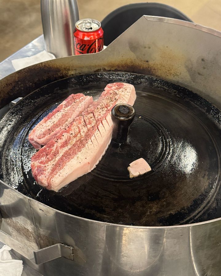 솥뚜껑에 구워먹는 삼겹살