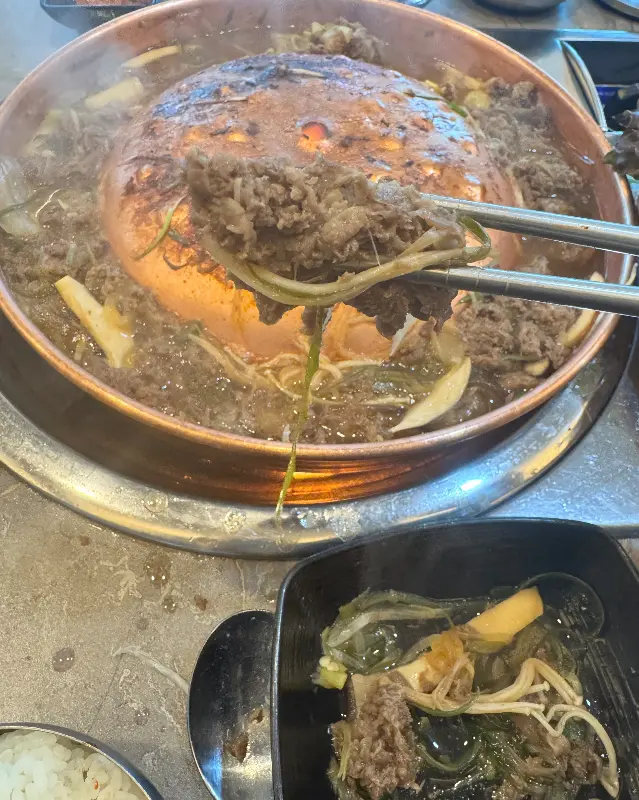 불고기를 먹는 모습