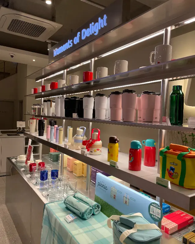 다양한 MD 상품이 진열된 모습