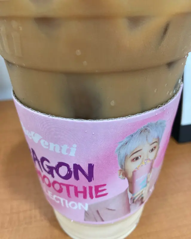 귀여운 캐릭터 슬리브가 씌워진 아이스 라떼