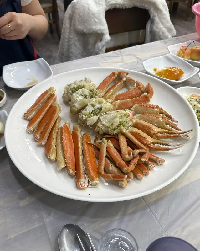 깔끔하게 손질되어 나온 대게 한 상차림