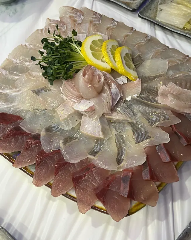 푸짐한 모듬회 한 상