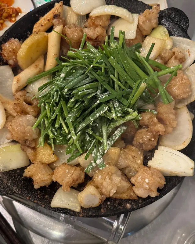 돌판 위에 익어가는 곱창, 대창, 염통