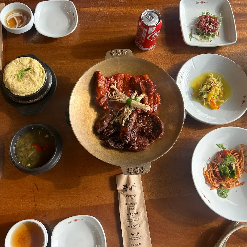 육회와 계란찜 등 다양한 밑반찬