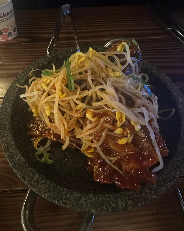 돌판 위에서 따뜻하게 즐기는 뼈구이