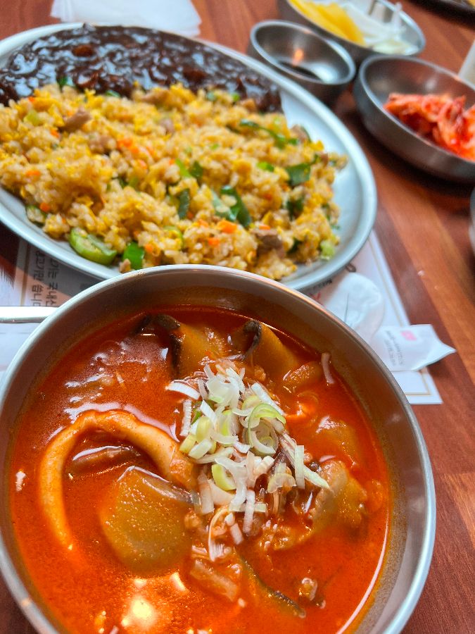 윤기가 흐르는 쟁반짜장