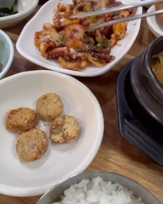 오징어볶음과 된장찌개, 그리고 다양한 밑반찬
