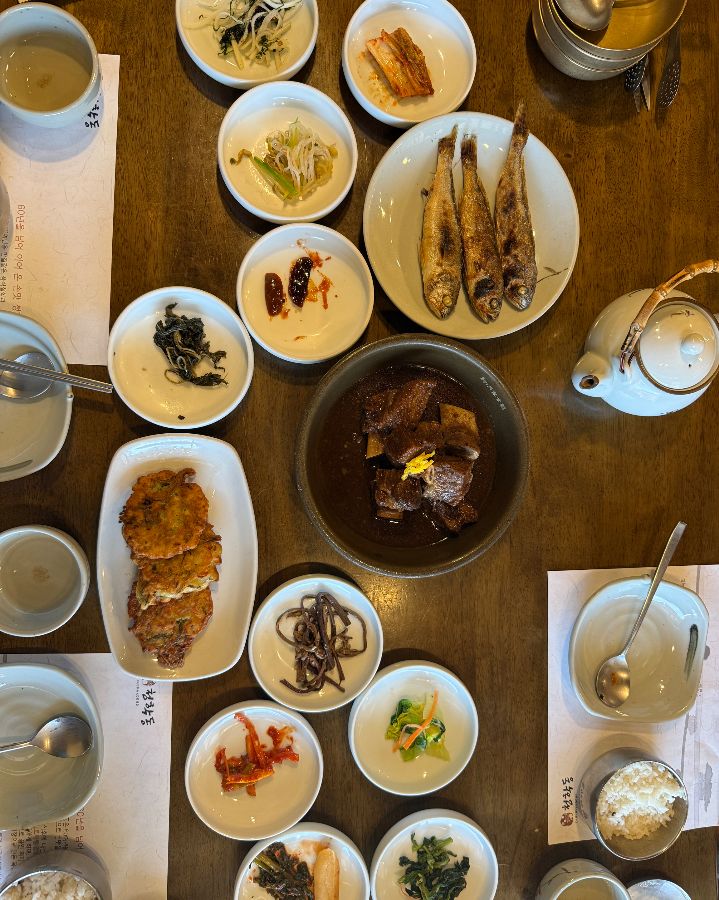 푸짐하게 차려진 한상차림