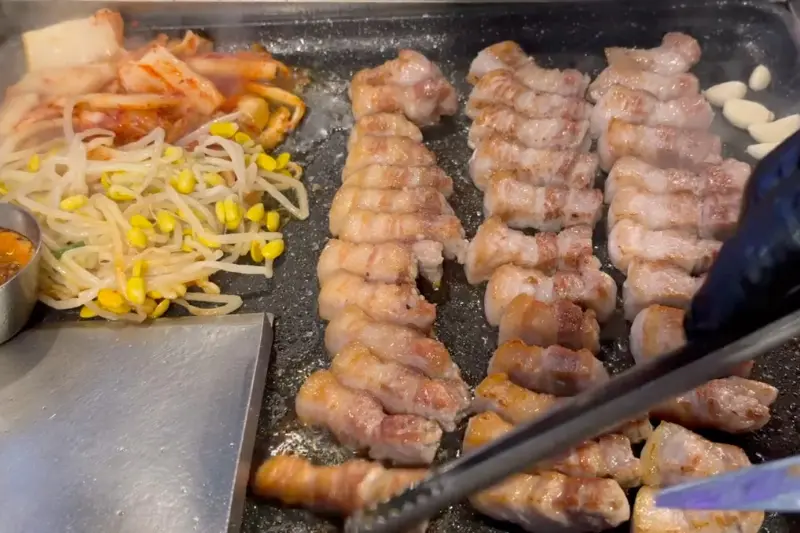 직원분이 능숙한 솜씨로 고기를 굽는 모습