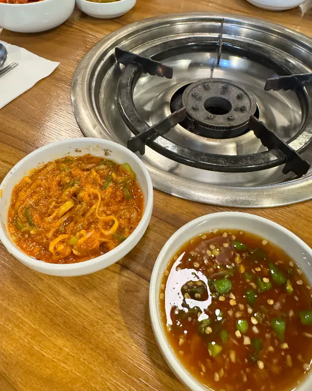 깔끔한 테이블 세팅과 맛깔스러운 밑반찬