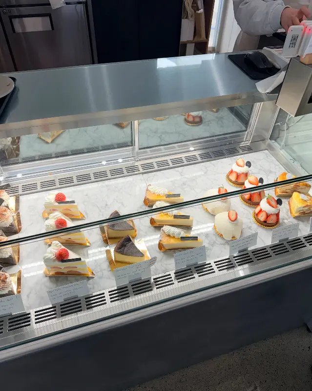 다양한 케이크가 진열된 쇼케이스