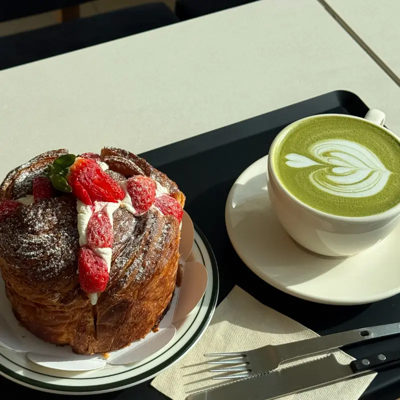 바스크 치즈 케이크와 말차 라떼