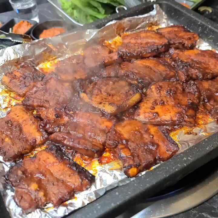 초벌되어 나온 양념 불고기가 먹음직스럽게 담겨 있는 모습