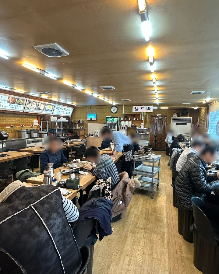 넓은 홀에서 식사를 즐기는 사람들