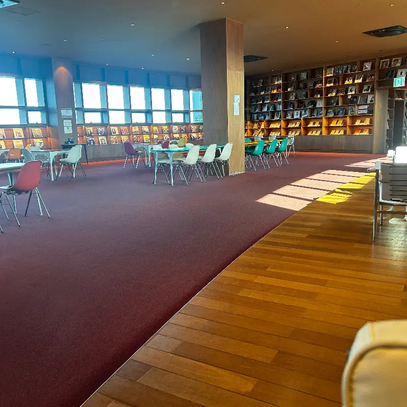 넓고 편안한 2층 공간