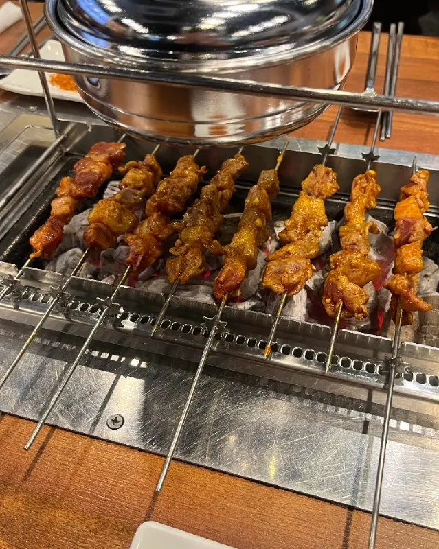 숯불 위에서 익어가는 양꼬치