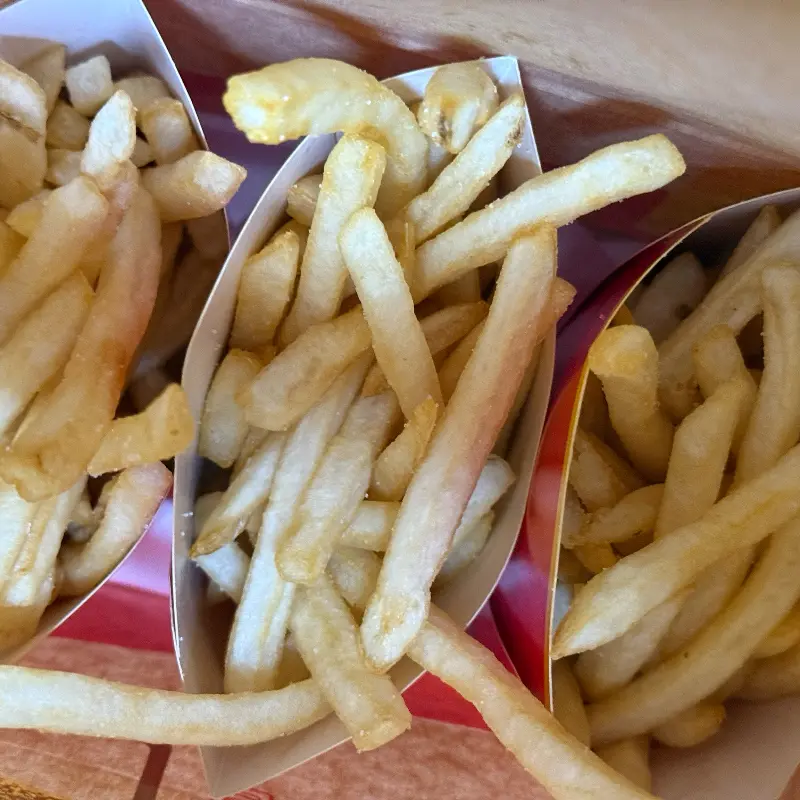 갓 튀겨져 나온 따끈따끈한 감자튀김