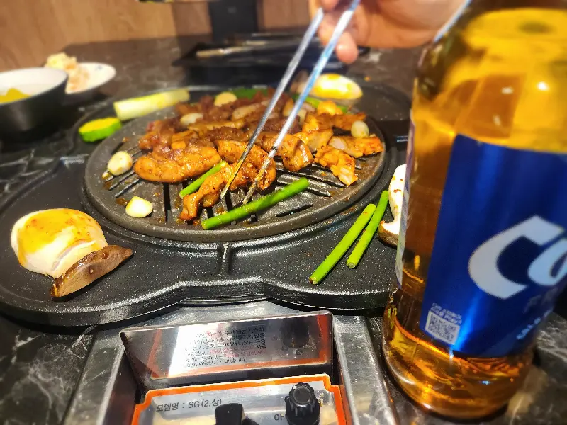 불판 가득 채워진 곱창과 술