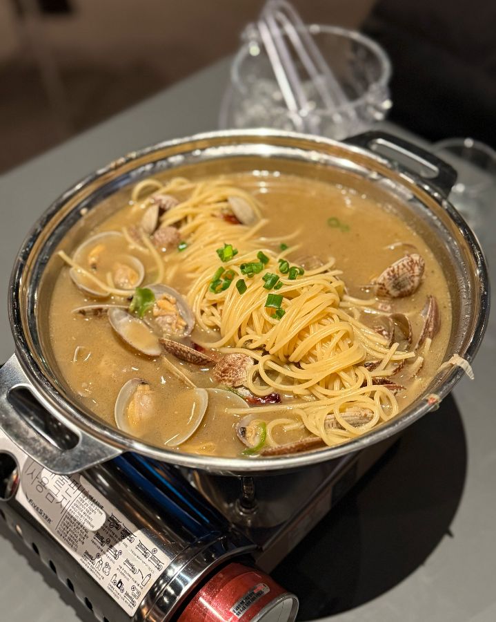 푸짐한 바지락과 파스타 면이 조화로운 퓨전 파스타