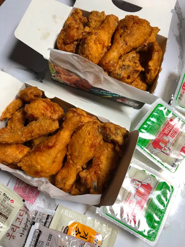 두 마리 치킨 세트, 푸짐한 양이 인상적이다.