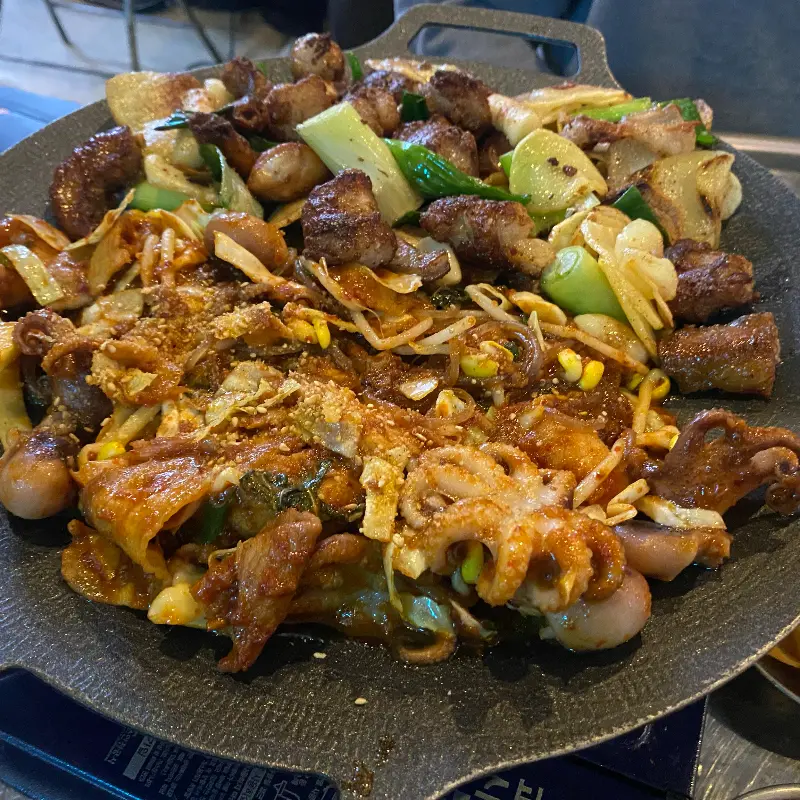 곱창과 쭈꾸미를 함께 볶아 먹는 모습