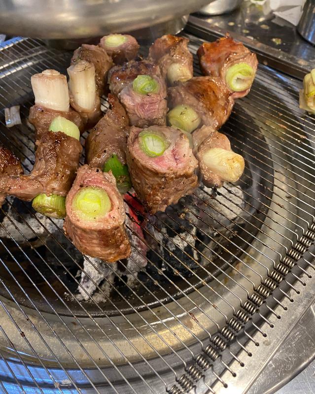 노릇하게 구워진 돼지 껍데기