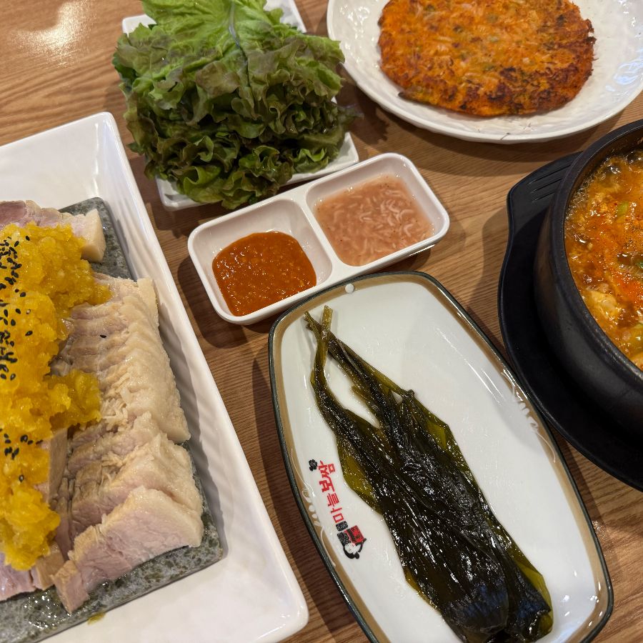 다채로운 밑반찬 구성