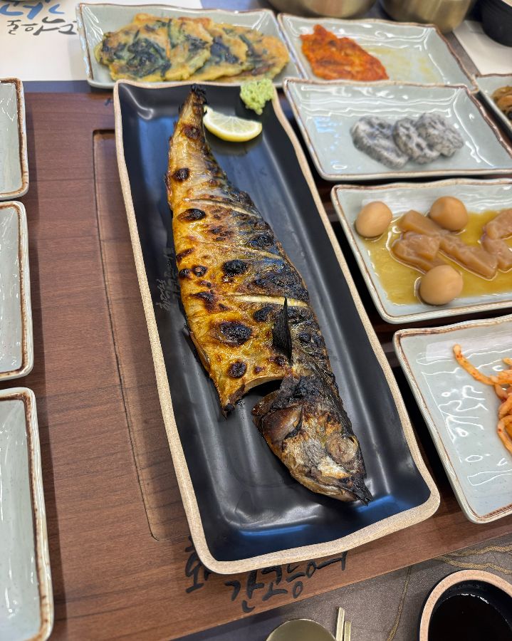 윤기가 흐르는 먹음직스러운 고등어구이