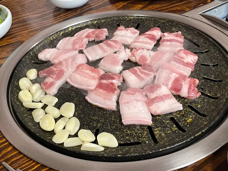 불판 위의 삼겹살과 마늘