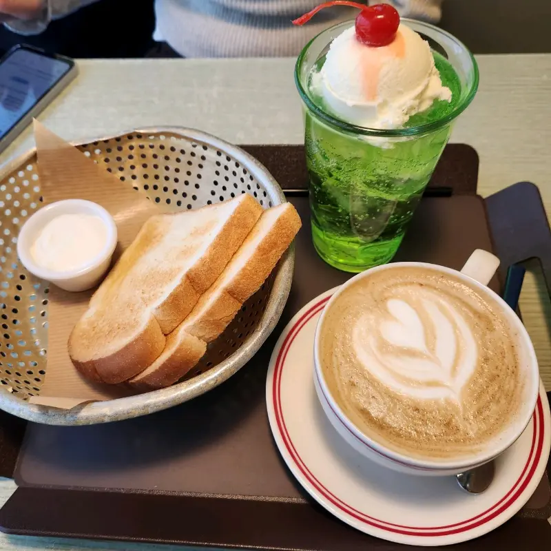 토스트, 체리콕, 커피가 담긴 쟁반