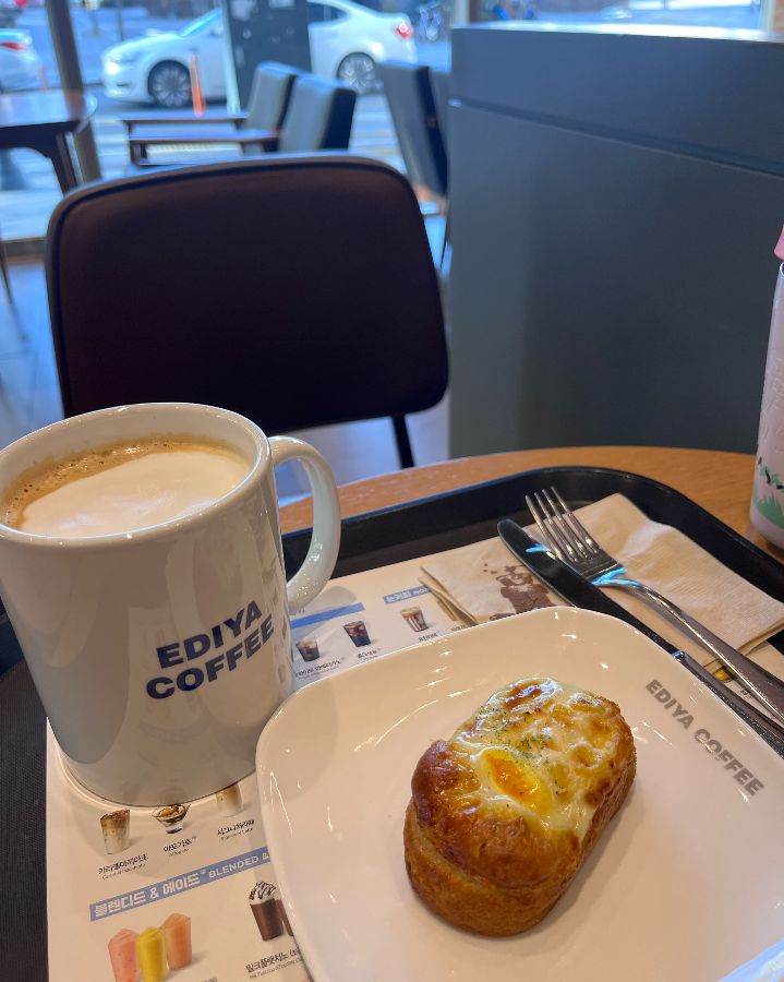 라떼와 계란빵이 함께 놓인 모습