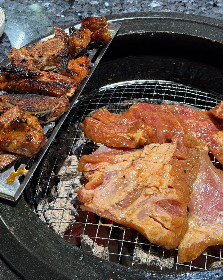 맛있게 구워진 갈비의 모습