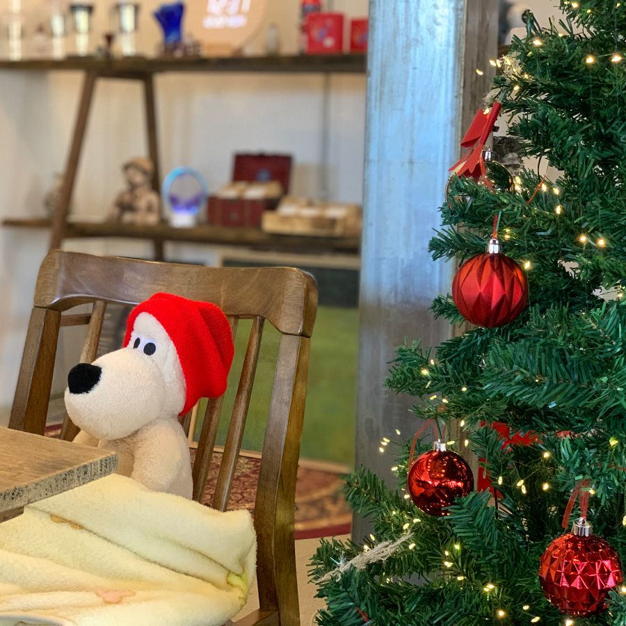 크리스마스 분위기를 더하는 강아지 인형과 트리 장식