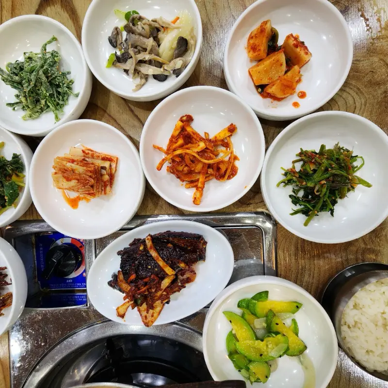 청솔식당의 정갈한 반찬 클로즈업