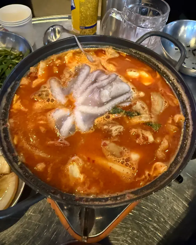 연포탕 안에 든 신선한 해산물