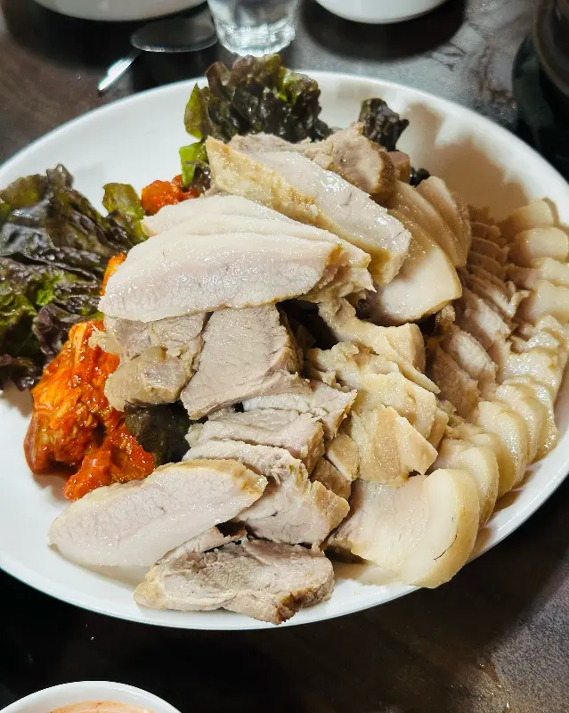 푸짐한 항정살 보쌈