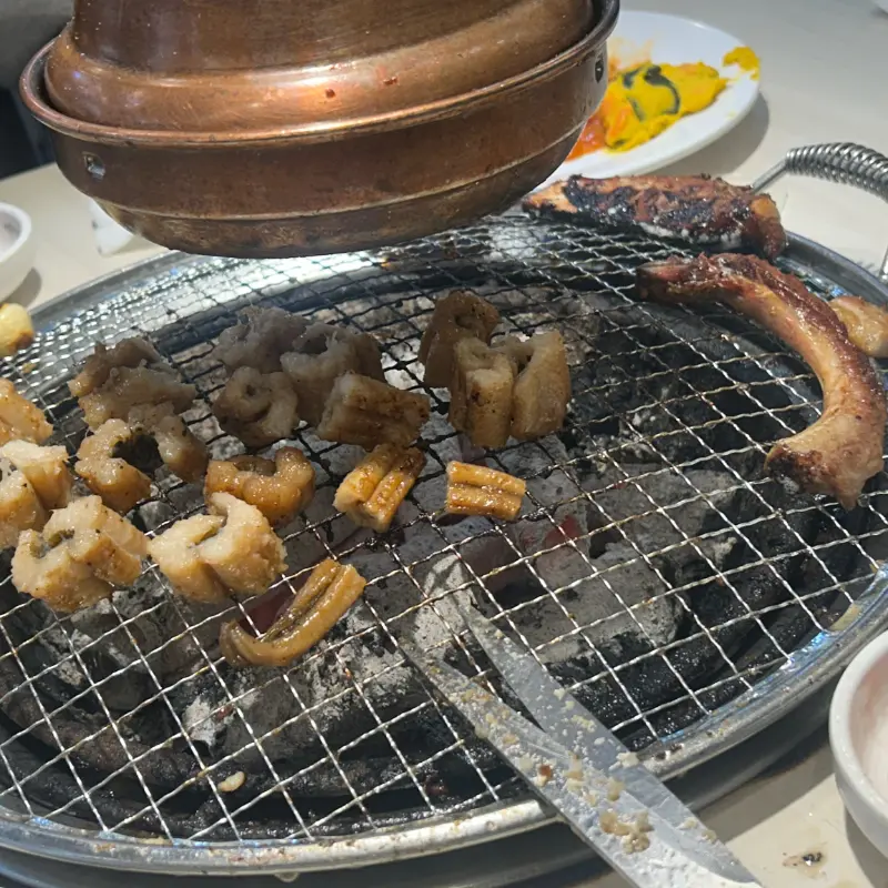 숯불 위에서 맛있게 익어가는 장어