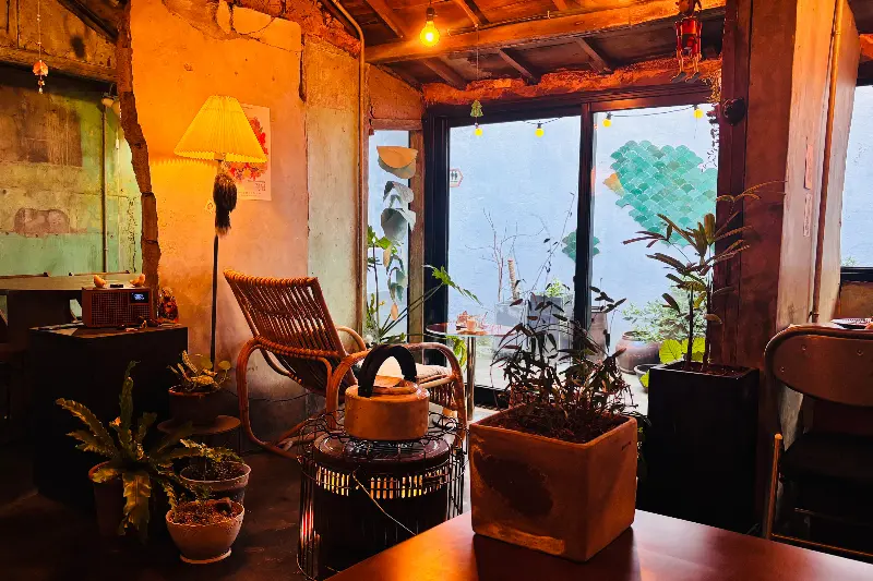 카페 내부의 빈티지한 인테리어