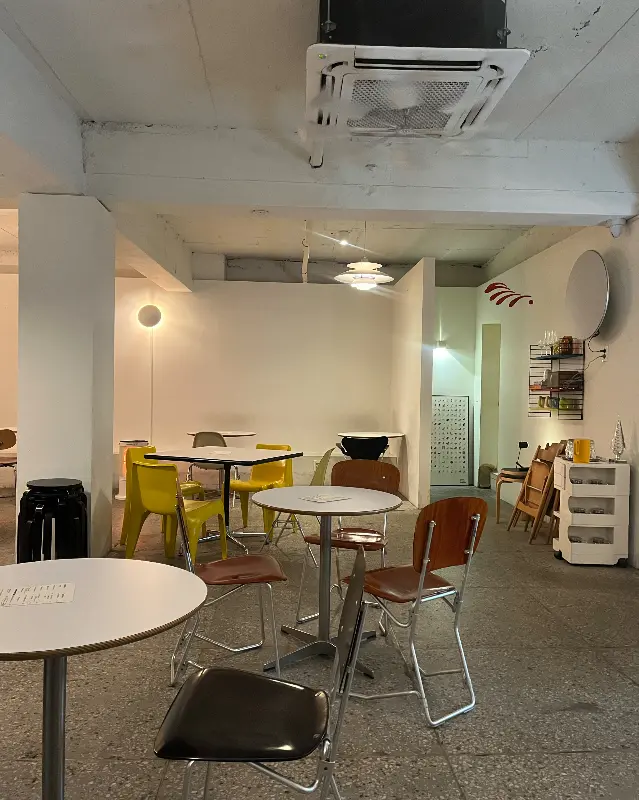 쇼케이스에 진열된 디저트