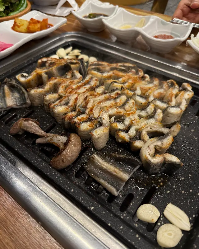 장어구이와 구운 마늘