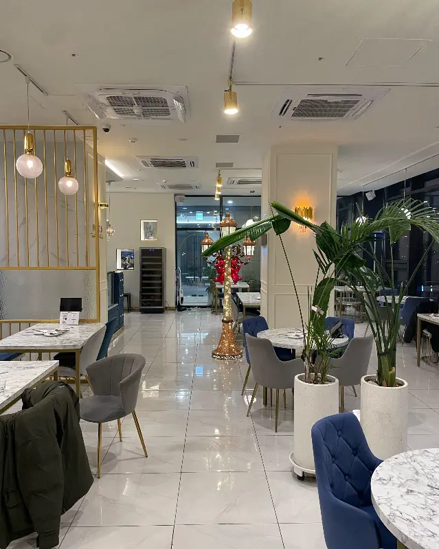 깔끔하고 넓은 매장 내부