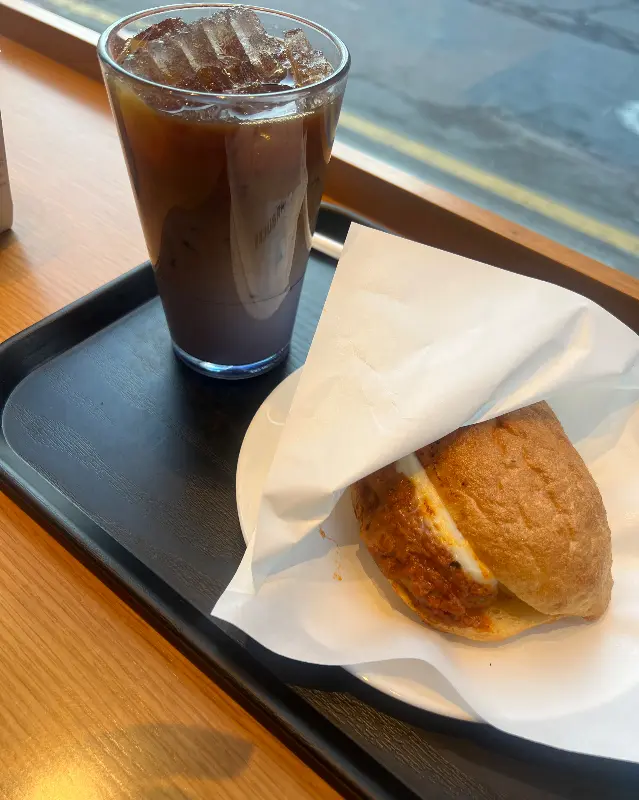 아이스 아메리카노와 멜팅 베이컨 샌드위치