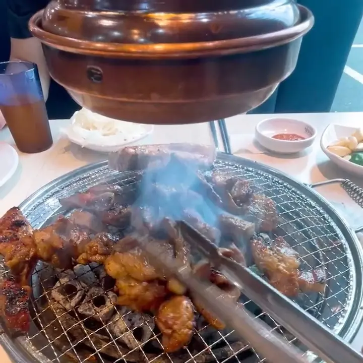 숯불 위에서 맛있게 익어가는 돼지갈비