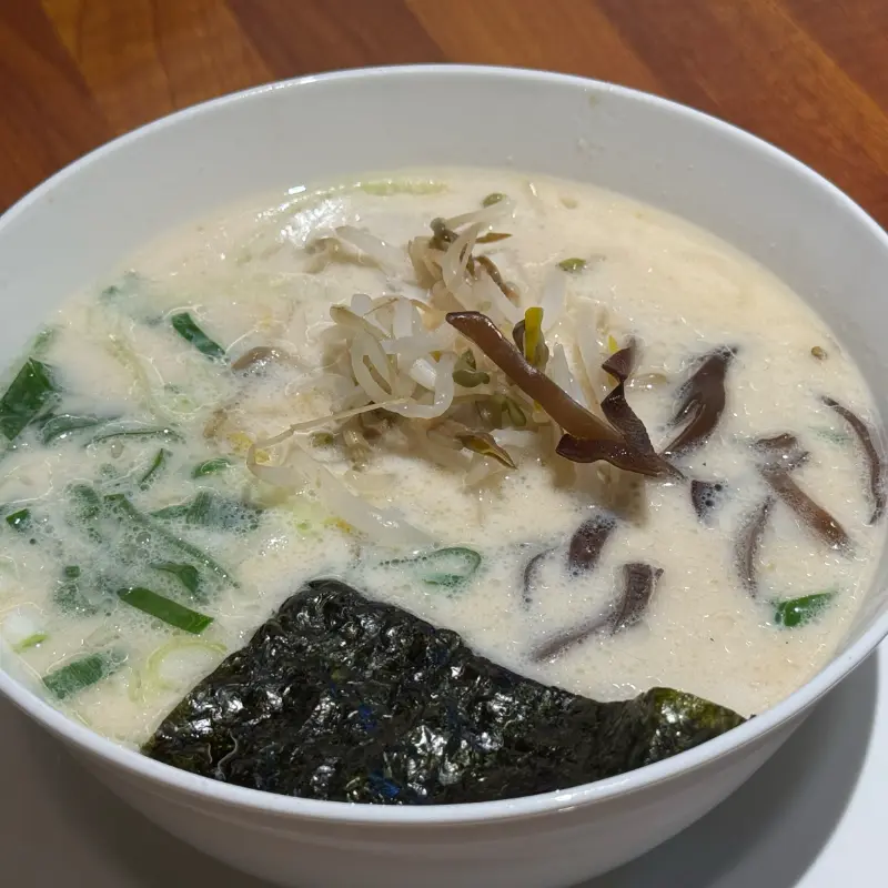 뽀얀 국물이 인상적인 얼큰라멘