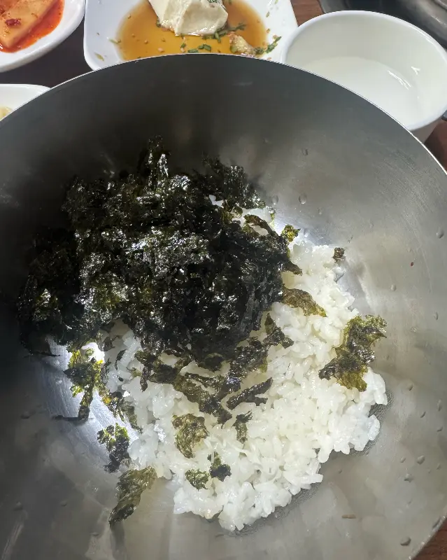 김가루가 듬뿍 뿌려진 볶음밥