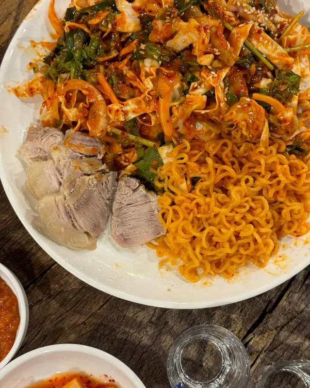 푸짐한 양과 매콤달콤한 맛이 일품인 골뱅이 무침